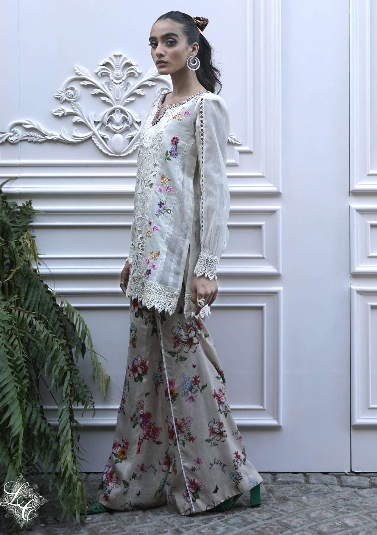 Short off-white tunic with printed bootcut pants
