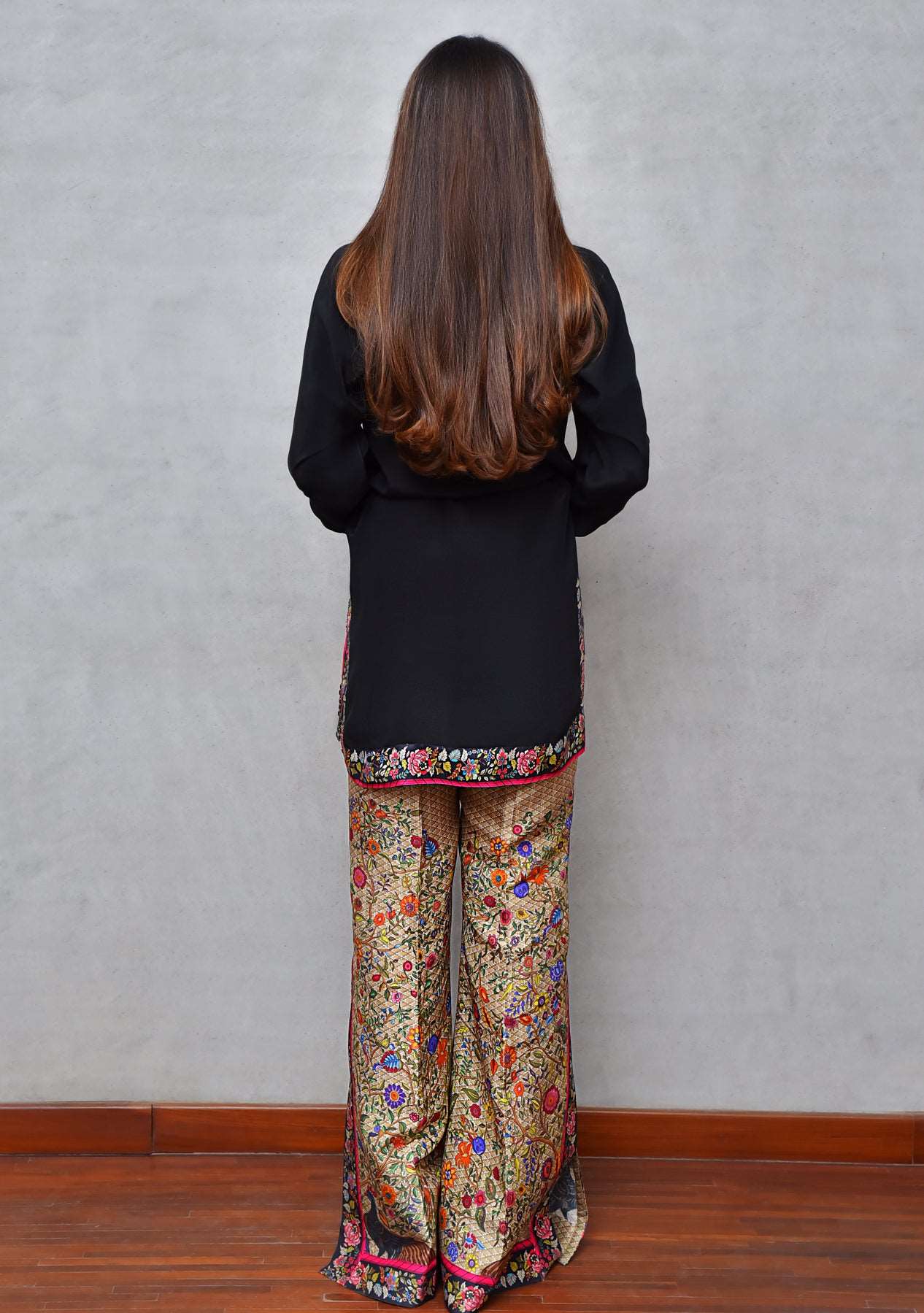 Black short tunic with beige printed pants